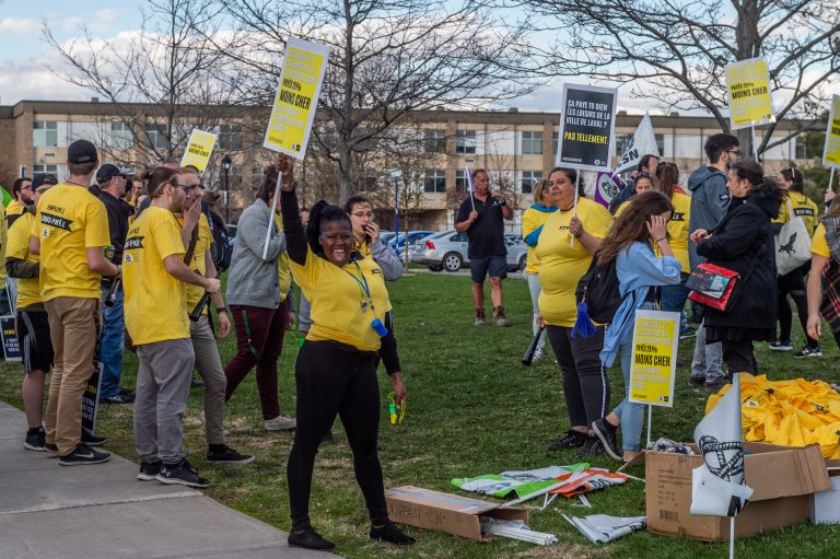 Des employés municipaux manifestent à nouveau