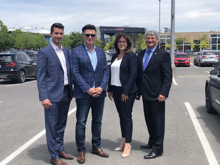Le député Gérard Deltell fait campagne à Laval