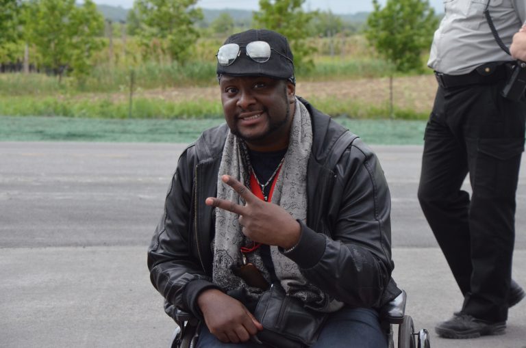 Carl invite à la prudence routière