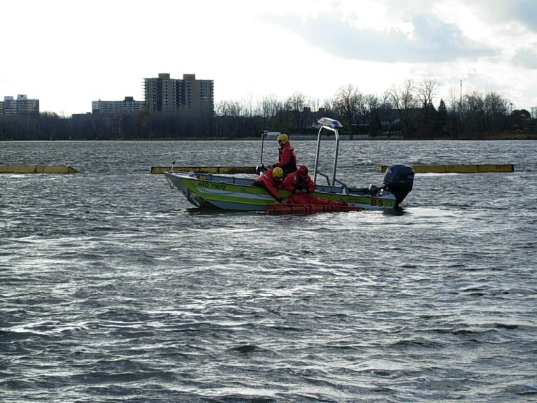 Couple et chien secourus sur la rivière des Mille Îles