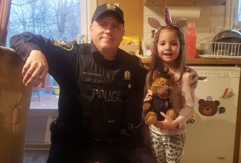 Adopter un autre regard sur les agents de police