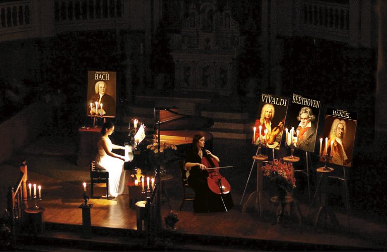 Un piano et un violoncelle sous les chandelles