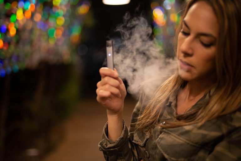 Ottawa interdit la pub sur le vapotage ciblant les jeunes