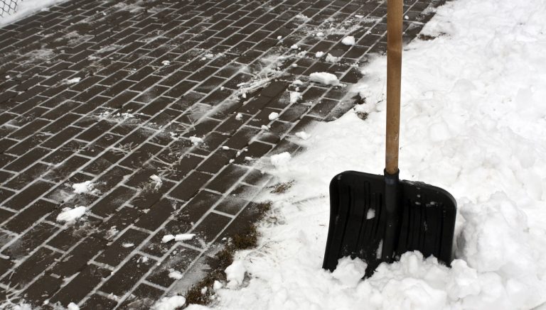 Pourquoi confier le déneigement à un entrepreneur en aménagement paysager