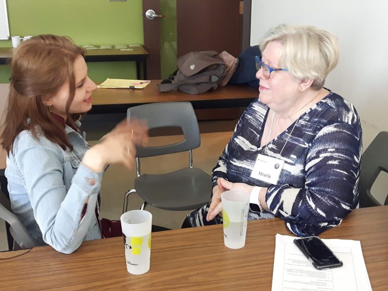 Des personnes aînées aident de nouveaux arrivants aînées