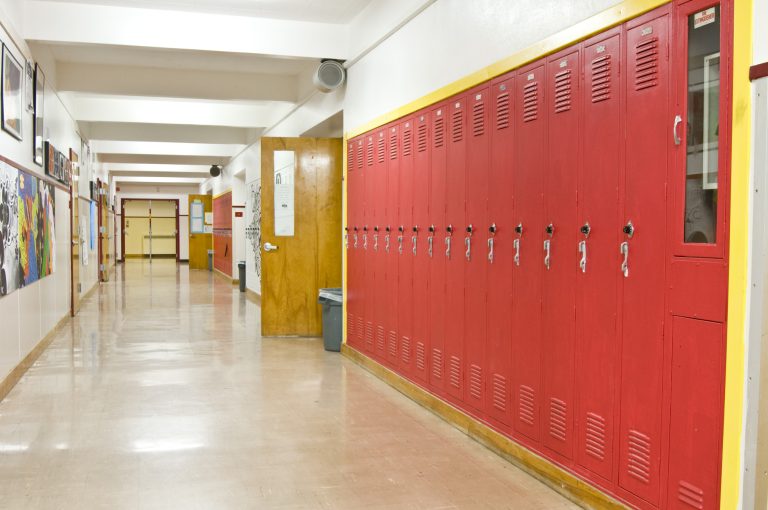 COVID-19: écoles et garderies fermées pour deux semaines école