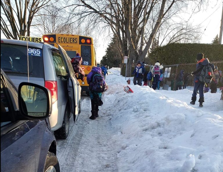 Banc de neige dangereux pour les enfants à Duvernay neige