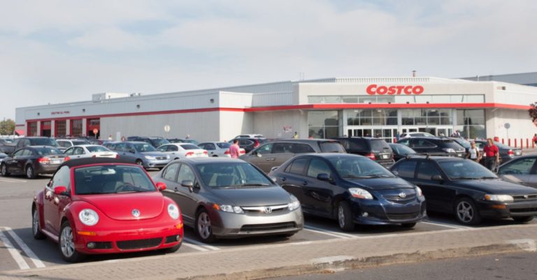 COVID-19: présence policière au Costco Costco