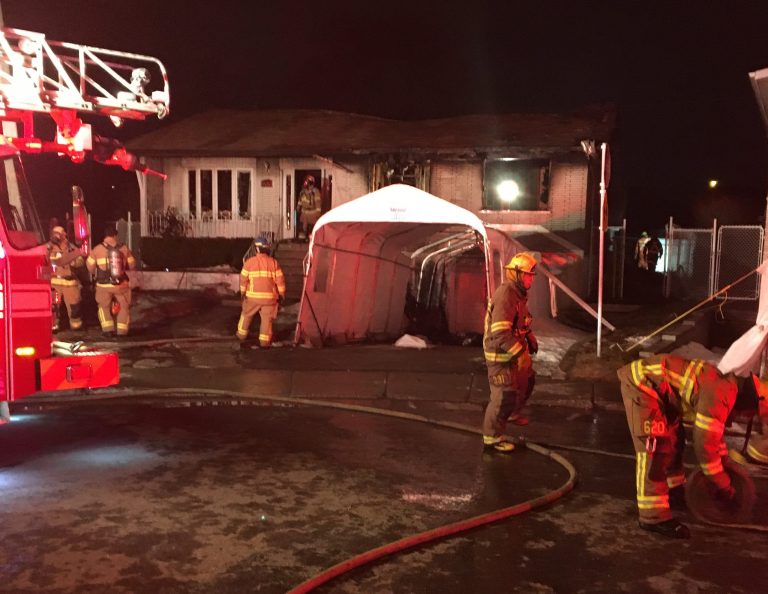 Maison ravagée par le feu et famille à la rue