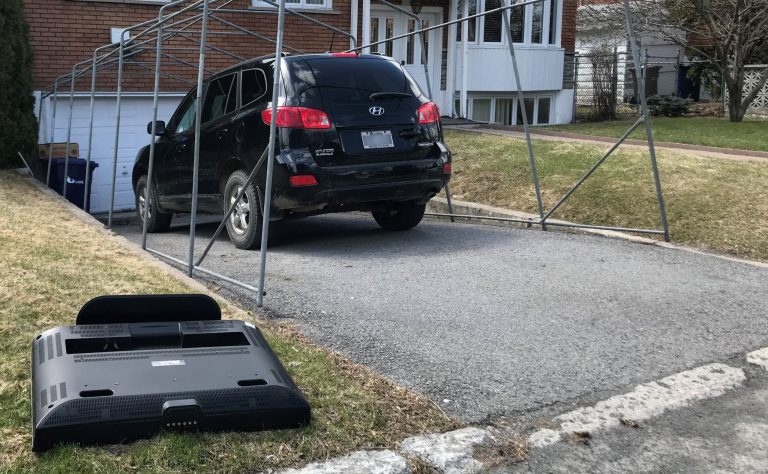 Des produits électroniques au bord du chemin