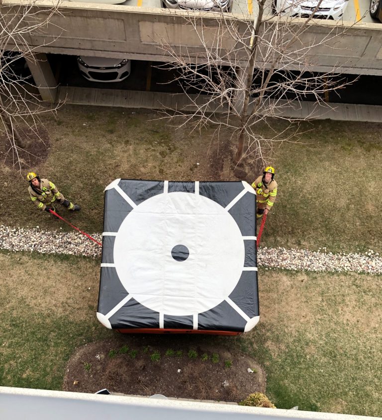 homme balcon Laval-des-Rapides