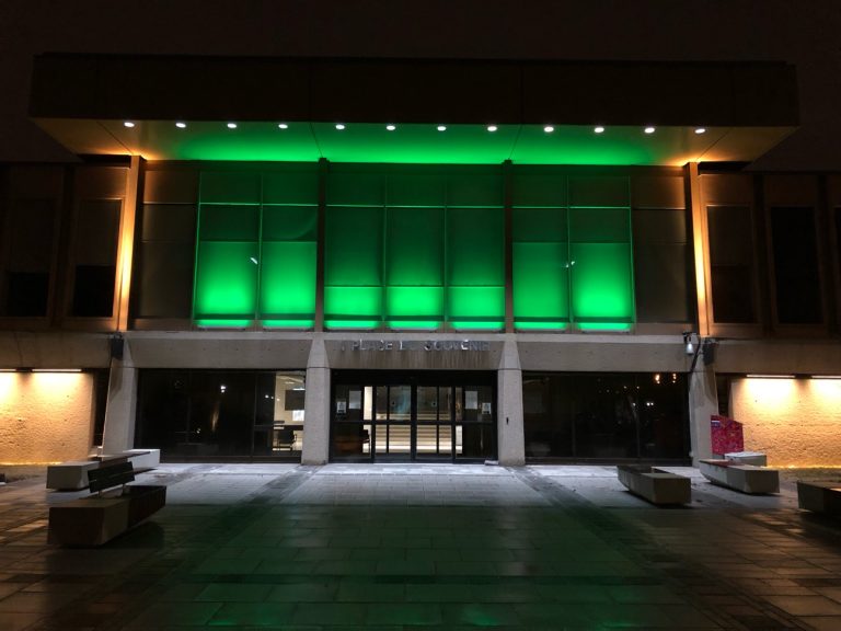 Hôtel de ville en vert pour le don d’organes don d'organes tissus