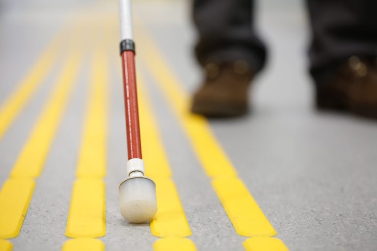 Les personnes à handicap visuel oubliées en temps de crise visuel