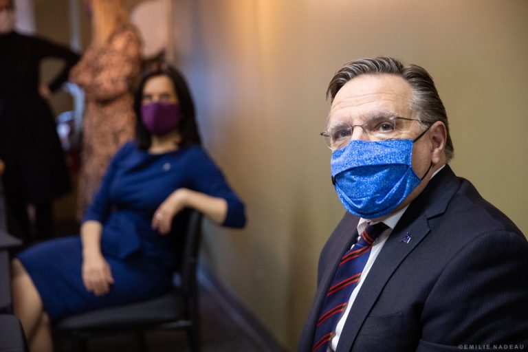 Écoles fermées jusqu’en septembre à Laval Masque François Legault