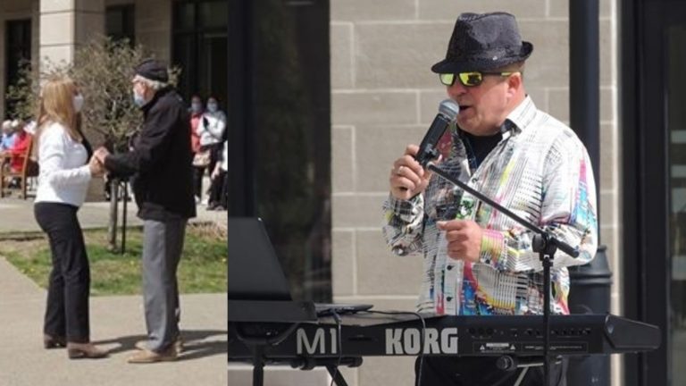 Un superviseur du 911 chante pour les aînés confinés superviseur