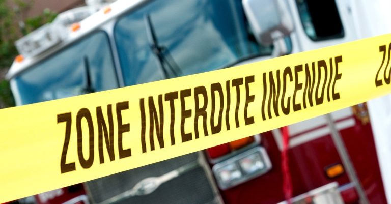 Un feu de véhicule cause des dommages à un bâtiment véhicule