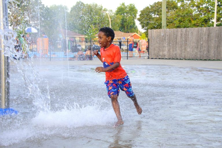 Accès devancé aux jeux d’eau, piscines et haltes climatisées chaleur