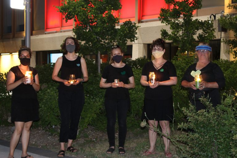 Veillée devant l’hôtel de ville pour une transition écologique front