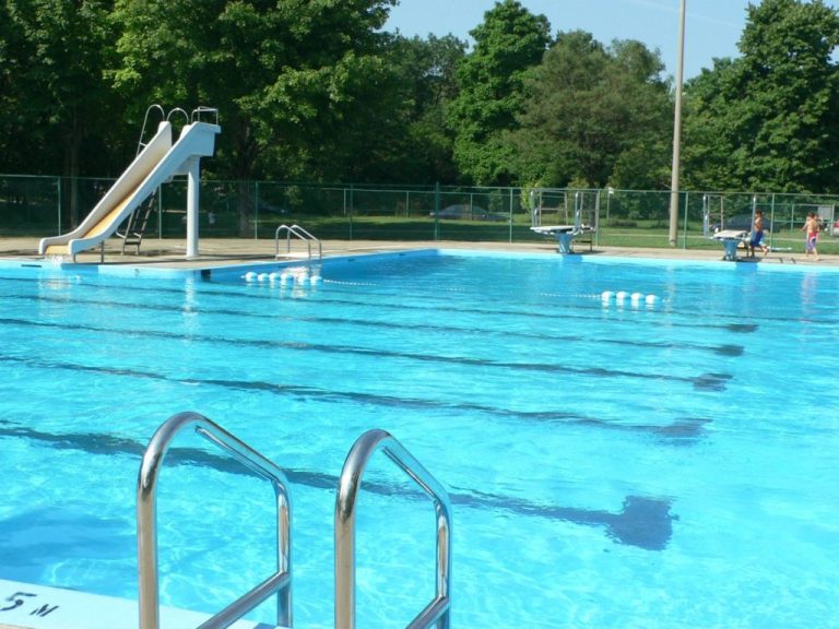 Piscines extérieures: la Ville persiste et signe