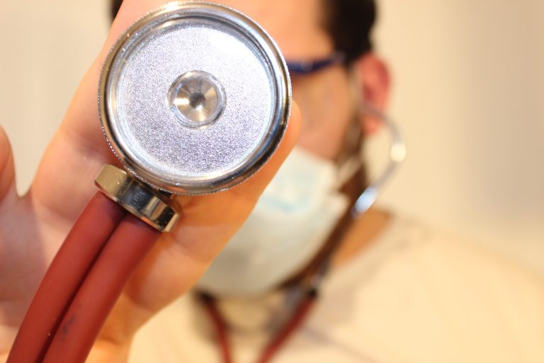 cas COVID-19 Laval stéthoscope