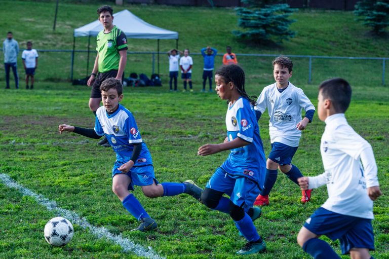 Soccer: deux clubs lavallois en finale de la LSEQ