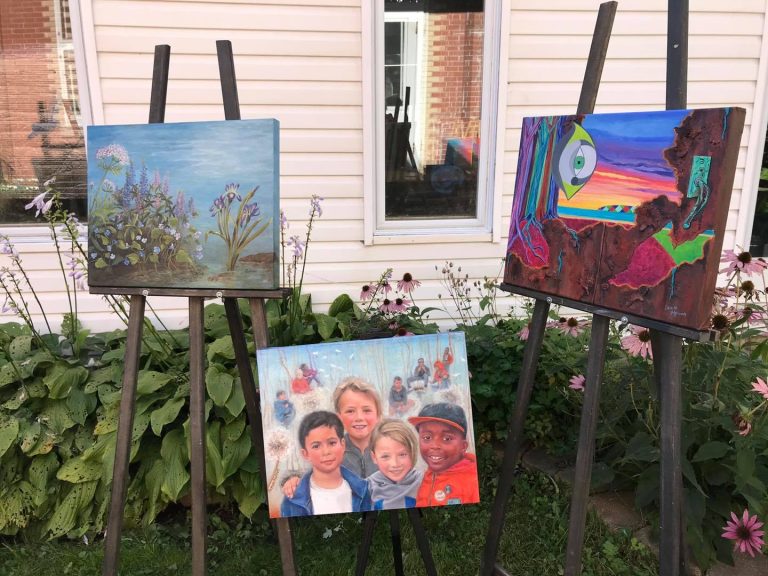 Un jardin d’œuvres visuelles prônant la différence Passionnés des arts visuels jardin des couleurs et diversité