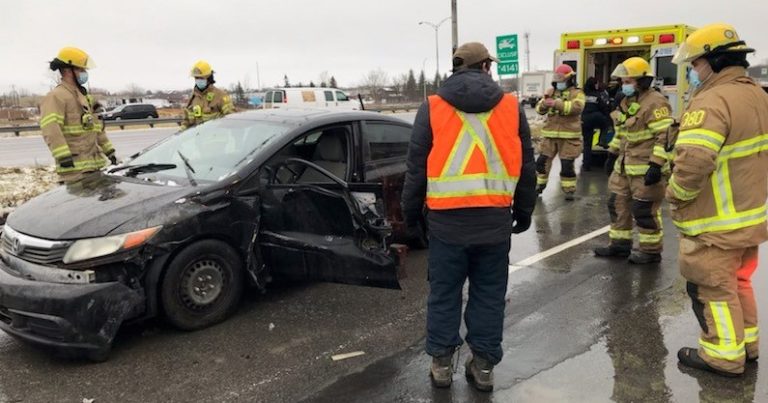 Un camion lourd frappe une voiture dans l’est de Laval Accident 440 Ouest 125 camion Honda Civic 23 novembre 2020