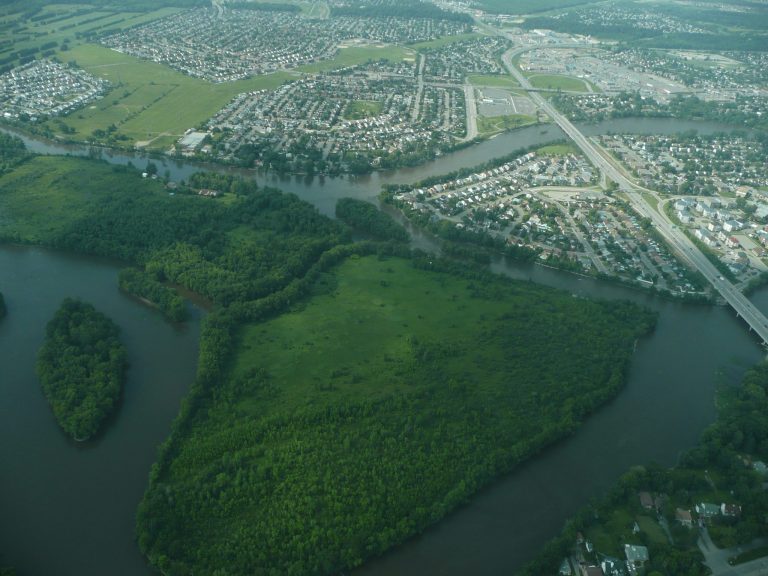 Deux grandes îles: des élus veulent plus de transparence