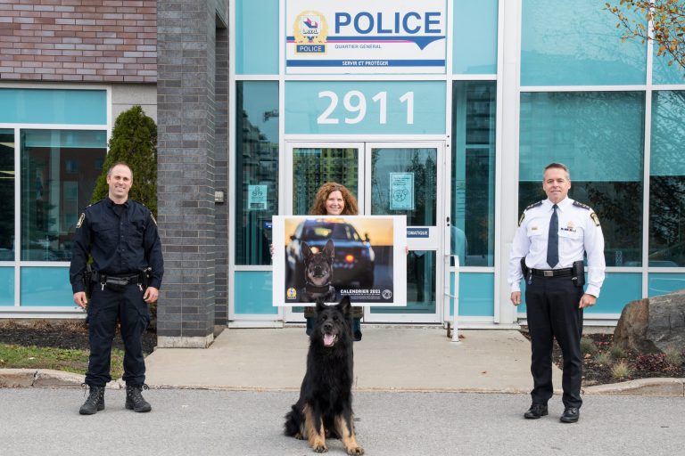 Don de 40 529 $ et nouveau calendrier des maîtres-chiens calendrier des maîtres-chiens du Service de police de Laval