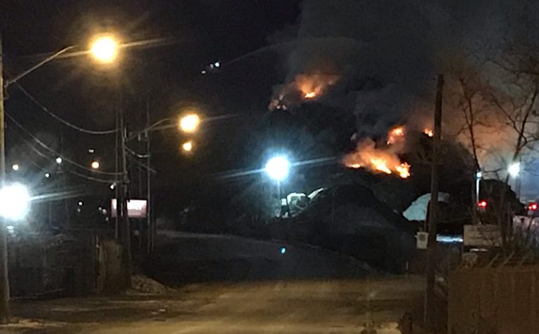 L’incendie perdure au centre de multi-recyclage dans Vimont Incendie Centre Recyclage Rue Saulnier Vimont