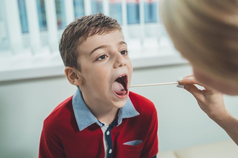 Les enfants et la première vague enfant dépistage test médical