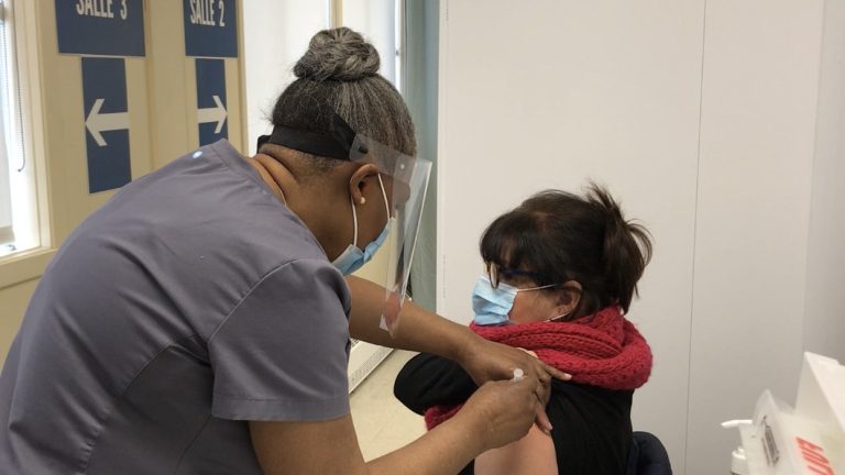 175 vaccinations le premier jour à Laval Premier Vaccin COVID-19 Laval Sylvie Schaffro