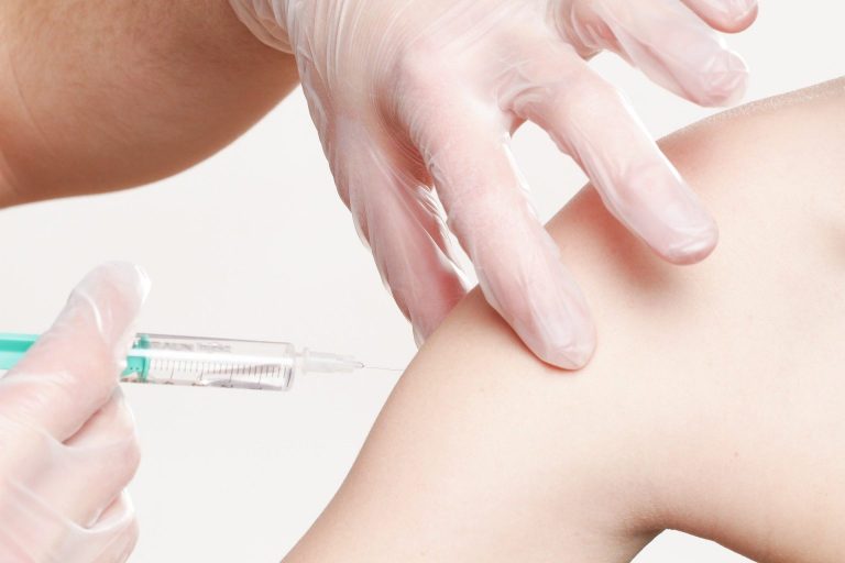 Vaccin Moderna: les premières doses viennent d’arriver dose