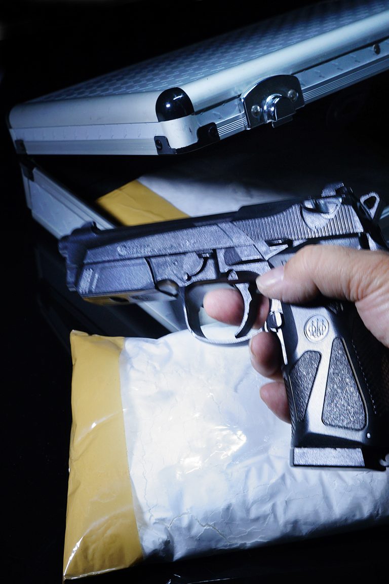La police de Laval saisit plus d’1 M$ de drogue et des armes revolver arme drogue argent