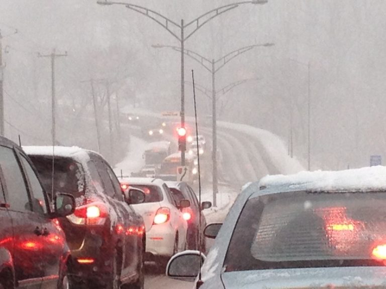 Laval attend sa première tempête de neige demain route tempête neige hiver