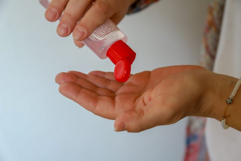 Rappel de désinfectants distribués dans des écoles désinfectants