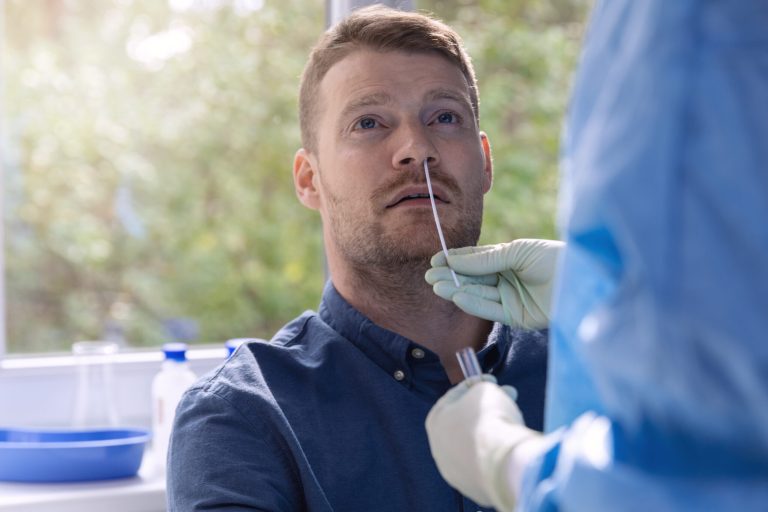 Les entreprises privées pourront se procurer des trousses de dépistage