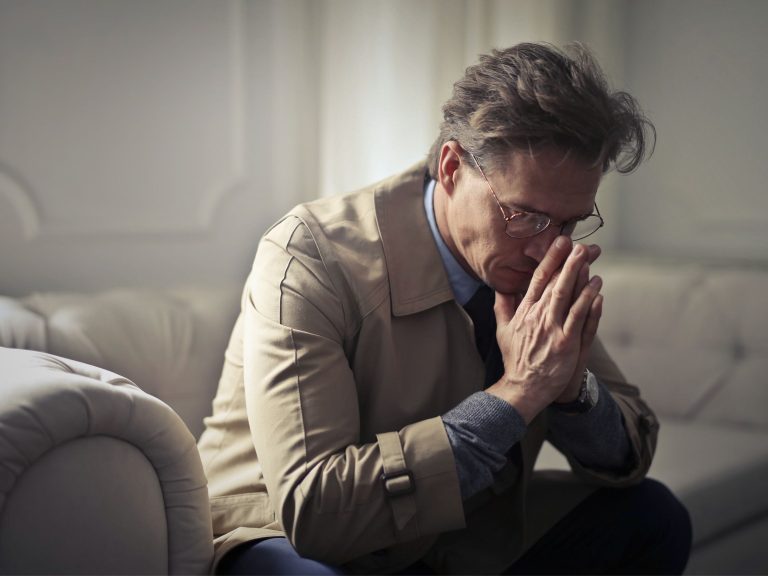 Les suicides en légère baisse au Québec Baisse Suicide homme