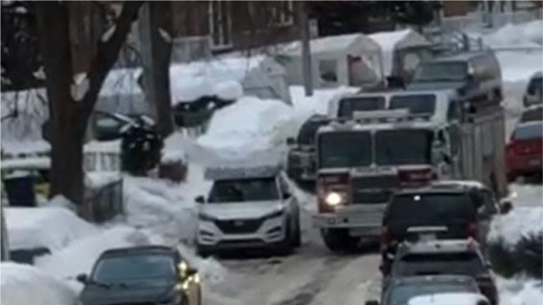 Camion de pompier coincé durant le déneigement Camion Pompier Déneigement avenue Shorecrest Chomedey