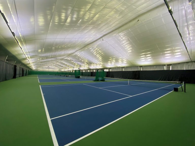 Les centres de tennis lavallois toujours dans l’impasse Terrains de tennis intérieur