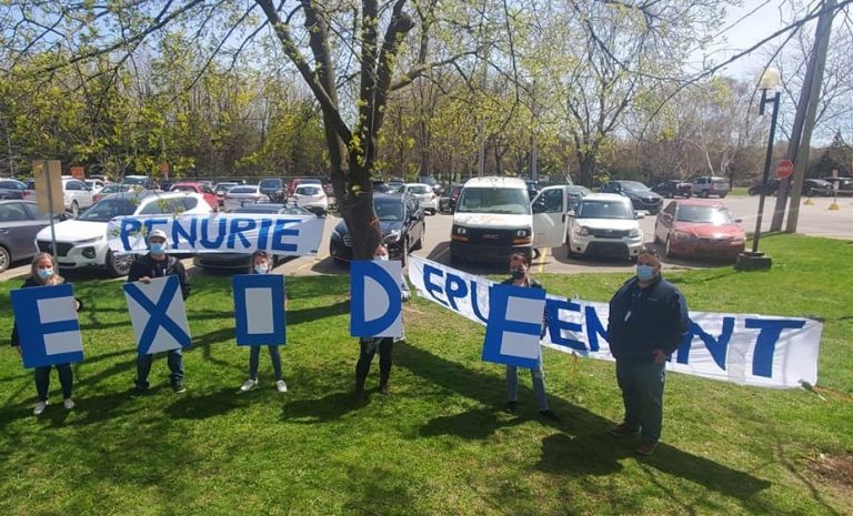 Manifestation devant le Centre jeunesse de Laval APTS Manif Centre jeunesse de Laval