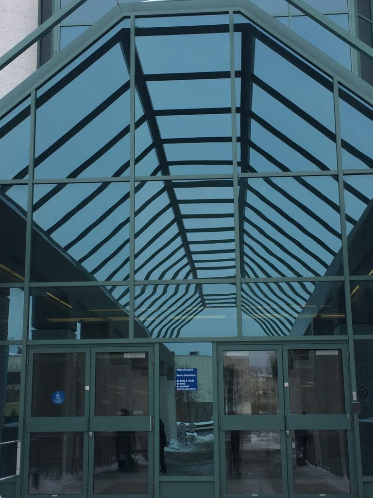 palais de justice de Laval entrée