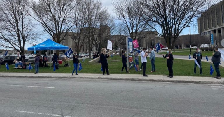 Manifestation pour les travailleurs en laboratoire