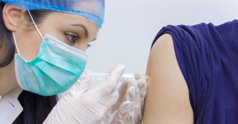 Santé Canada lie des cas de caillots sanguins au vaccin d’AstraZeneca
