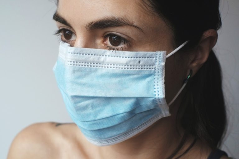 Port du masque médical en continu exigé dans les milieux de travail