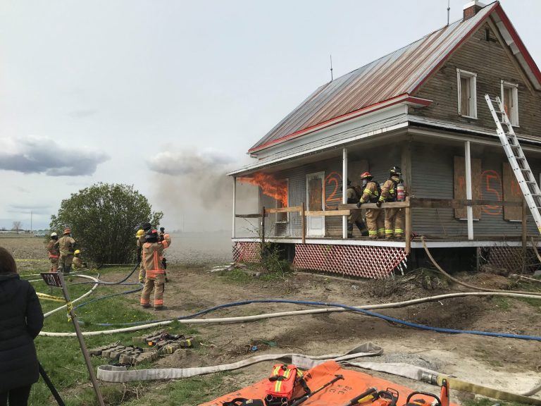 Les pompiers de Laval participent à un feu scientifique Pompiers Laval Exercice