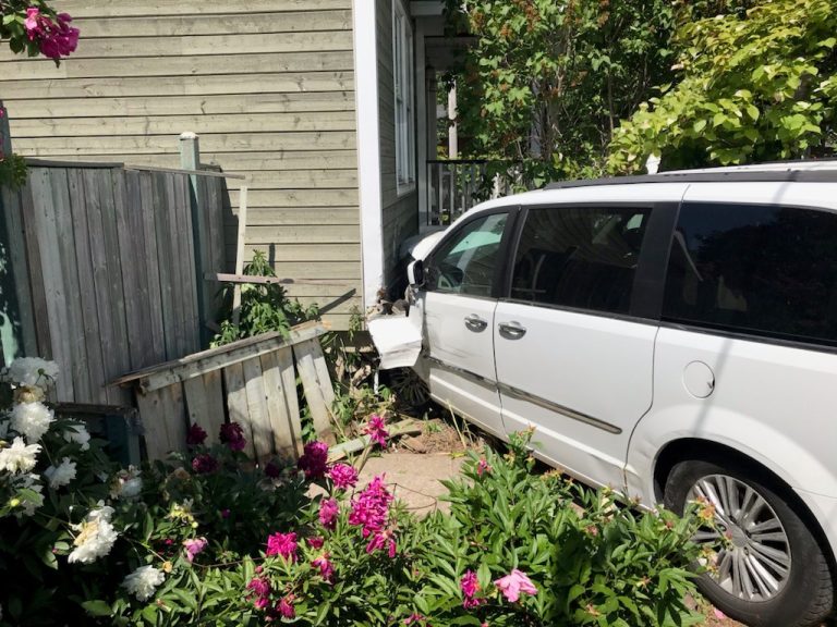 Un véhicule percute une maison dans Sainte-Rose Accident véhicule minivan maison boulevard Sainte-Rose