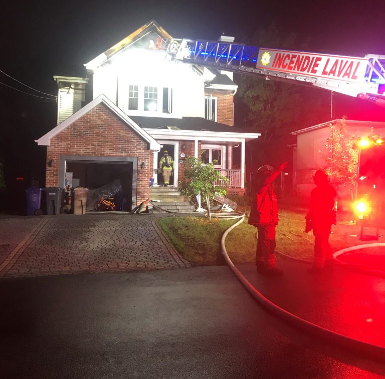 300 000$ de dégâts après un court-circuit électrique Incendie Rue Mirelle Saint-François Laval