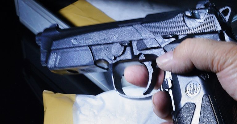 La police de Laval saisit des armes et stupéfiants arme et enveloppe drogue