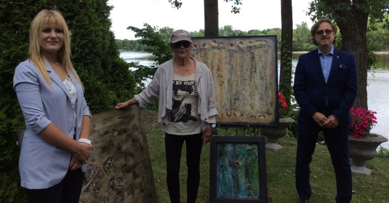 Elle transforme son jardin en galerie d’art vernissage Joan Laniel Saint-Vincent-de-Paul